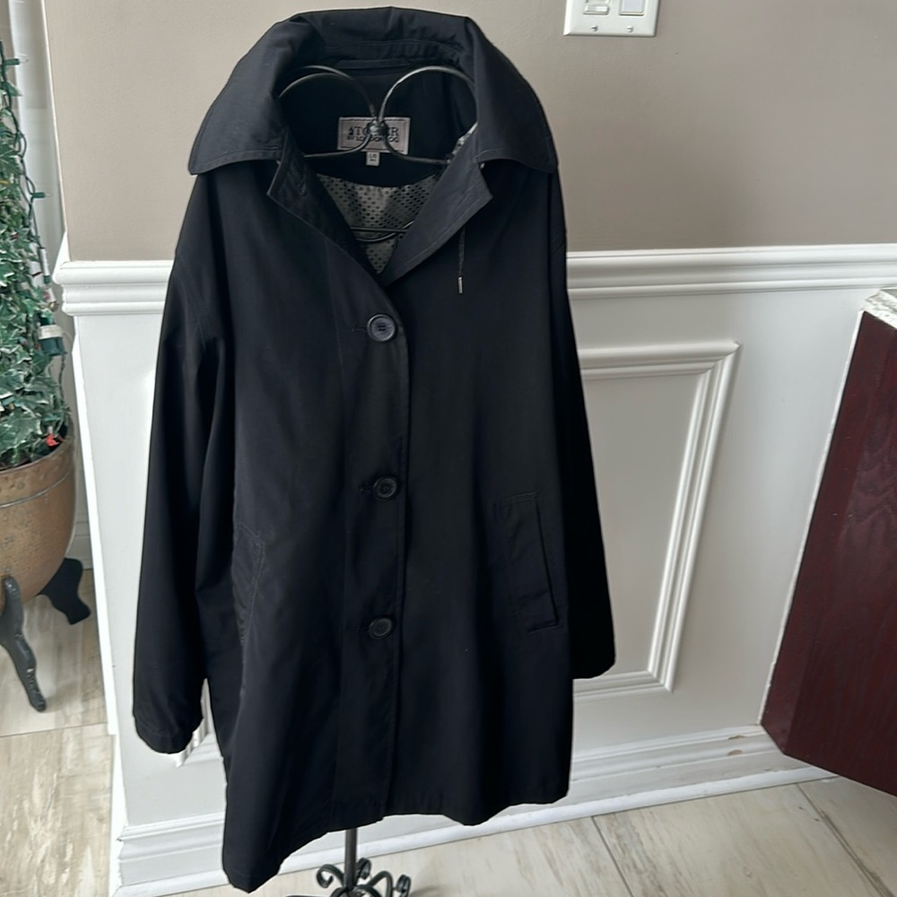 Black trench coat Tower by London fog size reg L